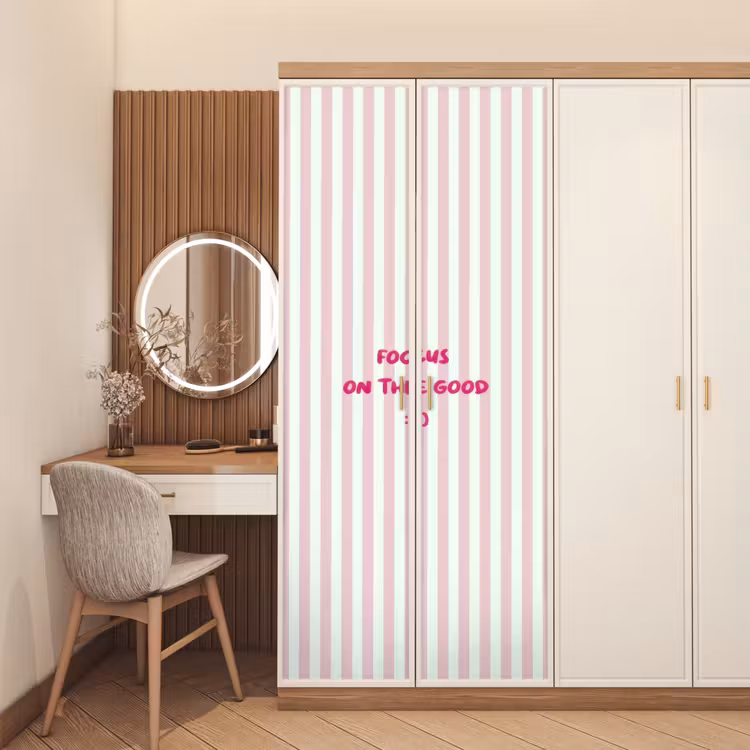 Focus on the good - Strepen - Roze - Smiley deurposter klein -sfeer3