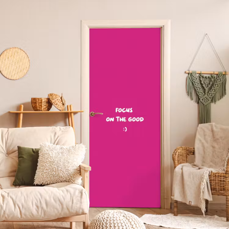 Focus - Smiley - Roze deurposter klein -sfeer2