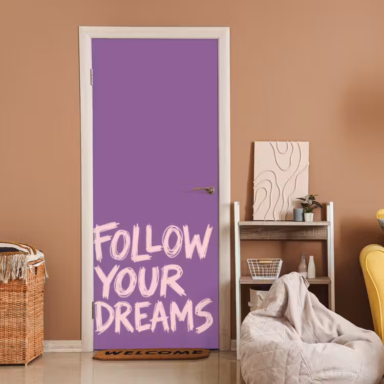 Follow your dreams - Paars - Penseeltextuur deurposter klein -sfeer1