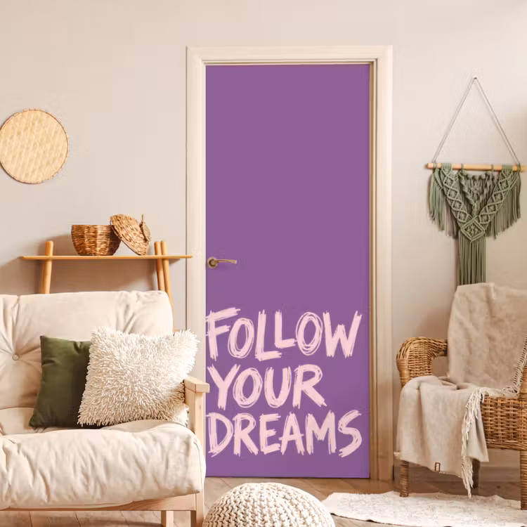 Follow your dreams - Paars - Penseeltextuur deurposter klein -sfeer2