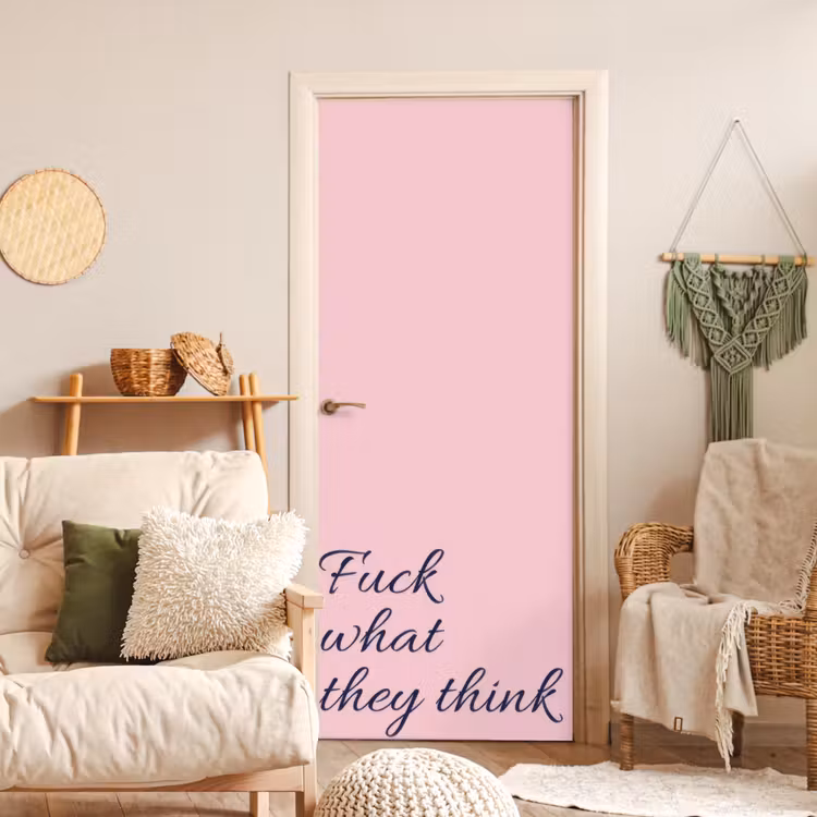 Fuck what they think - Roze - Minimalistisch deurposter klein -sfeer2