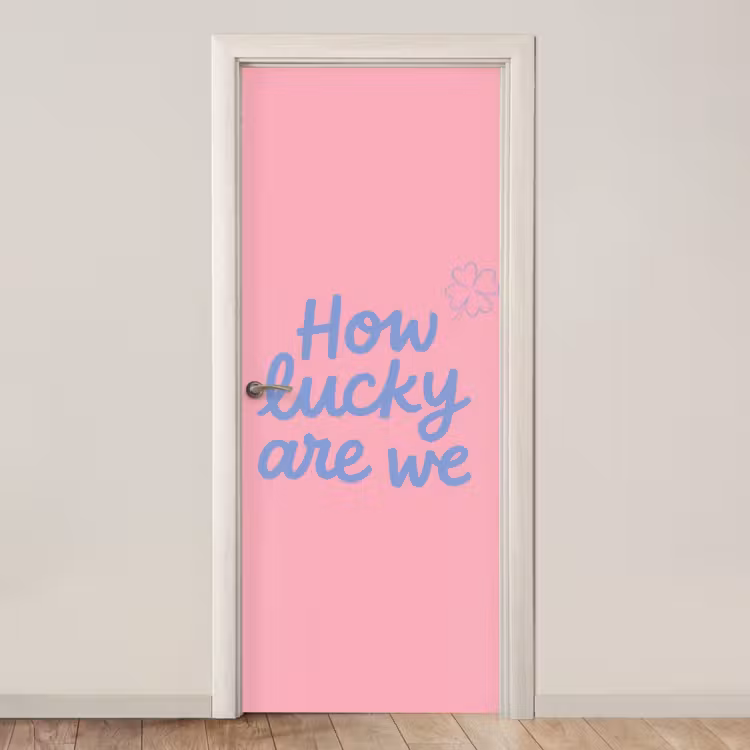 How lucky are we - Klavervier - Roze - Blauw deurposter klein -3d_beige