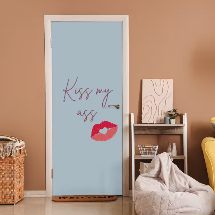 Kiss my ass - Lip - Blauw deurposter klein -sfeer1