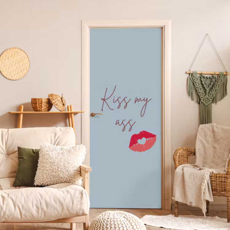 Kiss my ass - Lip - Blauw deurposter klein -sfeer2