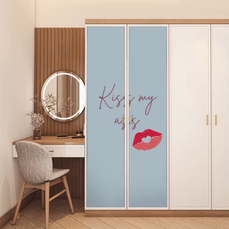 Kiss my ass - Lip - Blauw deurposter klein -sfeer3