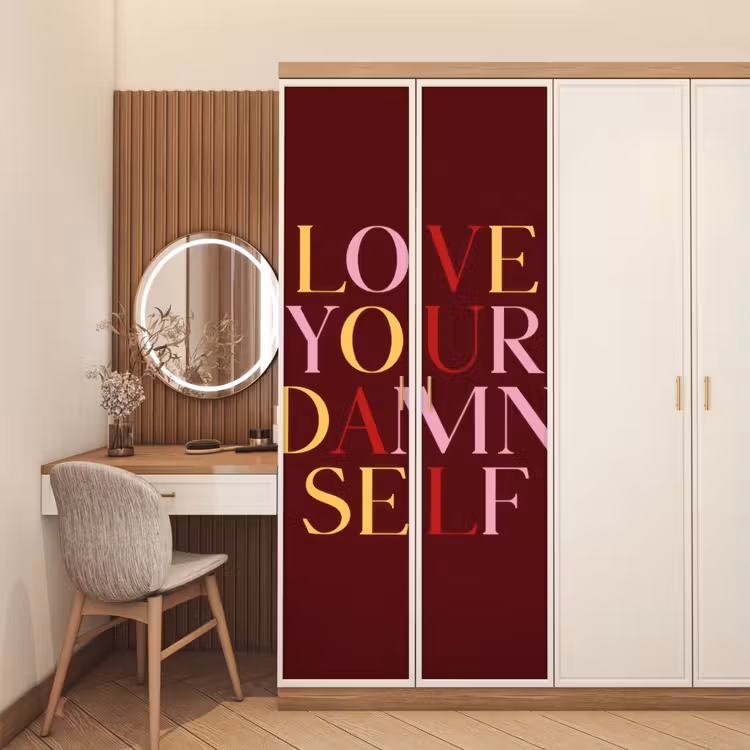 Love your damn self - Kleurrijk - Bordeaux deurposter klein -sfeer3