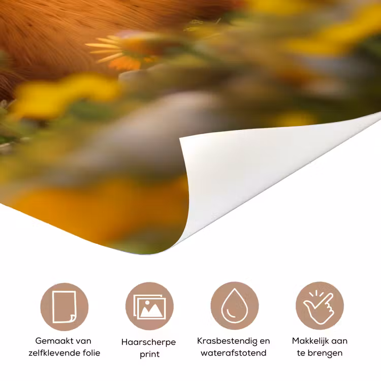 Schattige bever met bouwhelm tussen bloemen en de tekst “Deze kamer is van: jouw naam”. deurposter klein -closeup_NL