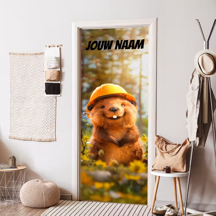 Schattige bever met bouwhelm tussen bloemen en de tekst “Deze kamer is van: jouw naam”. deurposter klein -sfeer6