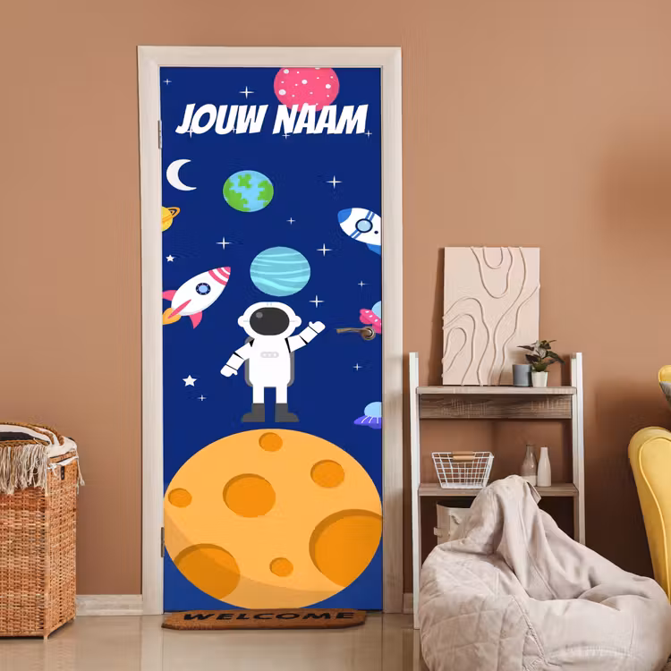 Cartoon astronaut op een planeet met raketten en de tekst “Deze kamer is van: jouw naam”. deurposter klein -sfeer1