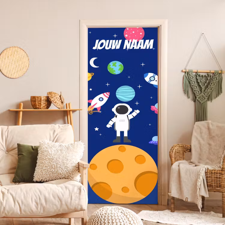 Cartoon astronaut op een planeet met raketten en de tekst “Deze kamer is van: jouw naam”. deurposter klein -sfeer2