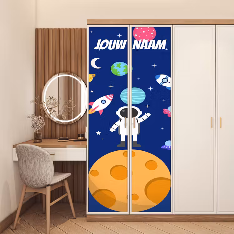 Cartoon astronaut op een planeet met raketten en de tekst “Deze kamer is van: jouw naam”. deurposter klein -sfeer3