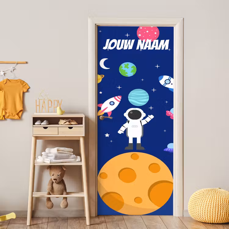 Cartoon astronaut op een planeet met raketten en de tekst “Deze kamer is van: jouw naam”. deurposter klein -sfeer4