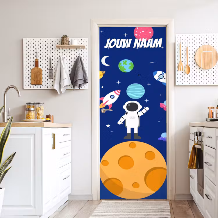 Cartoon astronaut op een planeet met raketten en de tekst “Deze kamer is van: jouw naam”. deurposter klein -sfeer5