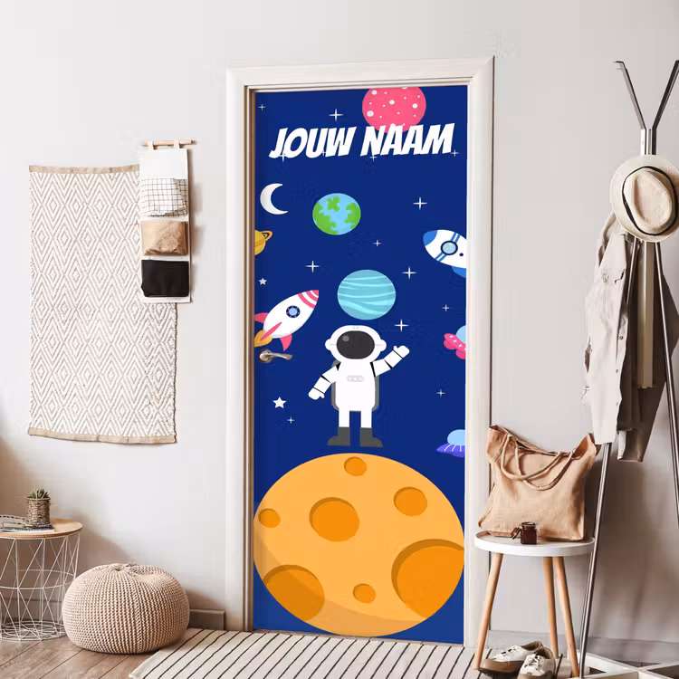 Cartoon astronaut op een planeet met raketten en de tekst “Deze kamer is van: jouw naam”. deurposter klein -sfeer6