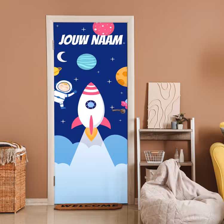 Cartoon raket en astronaut in de ruimte met de tekst “Deze kamer is van: jouw naam”. deurposter klein -sfeer1
