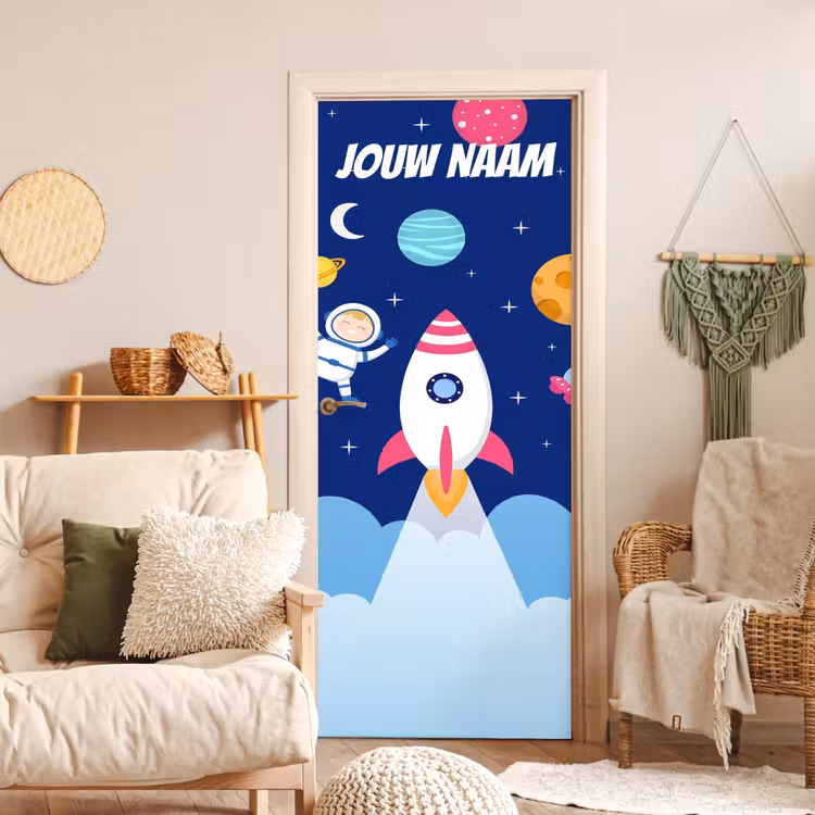 Cartoon raket en astronaut in de ruimte met de tekst “Deze kamer is van: jouw naam”. deurposter klein -sfeer2