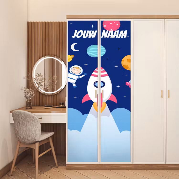 Cartoon raket en astronaut in de ruimte met de tekst “Deze kamer is van: jouw naam”. deurposter klein -sfeer3