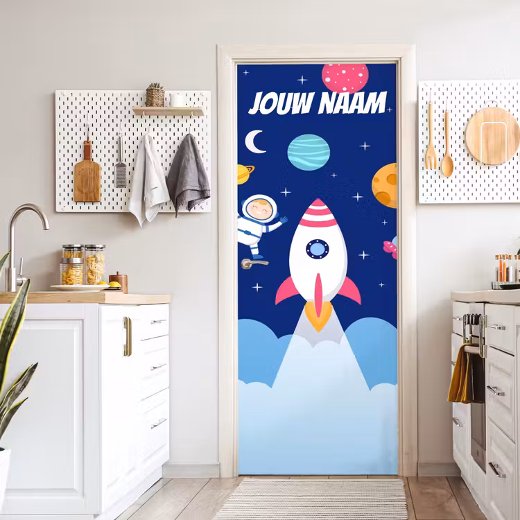 Cartoon raket en astronaut in de ruimte met de tekst “Deze kamer is van: jouw naam”. deurposter klein -sfeer5