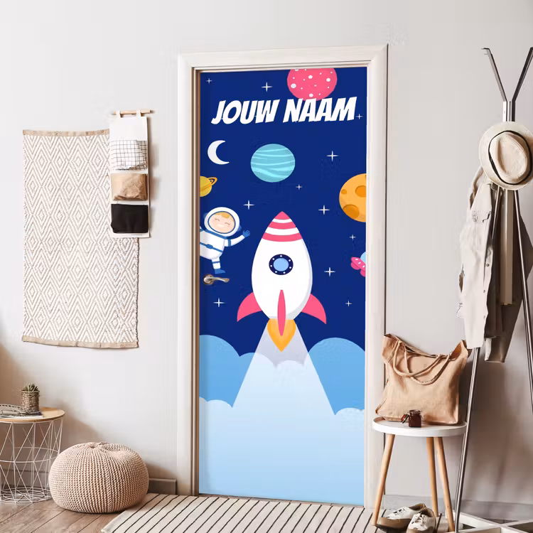 Cartoon raket en astronaut in de ruimte met de tekst “Deze kamer is van: jouw naam”. deurposter klein -sfeer6