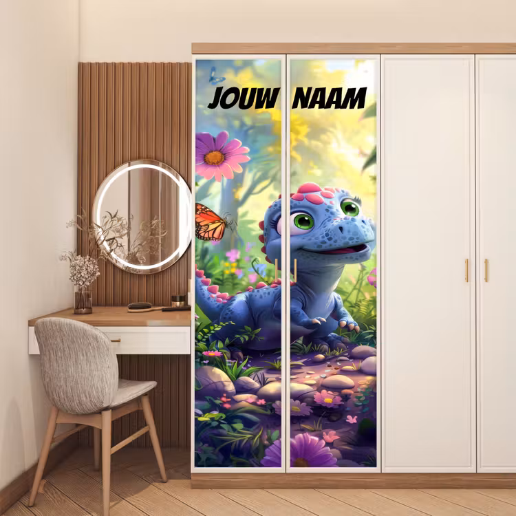 Schattige dinosaurus in een bloemenveld met de tekst “Deze kamer is van: jouw naam”. deurposter klein -sfeer3