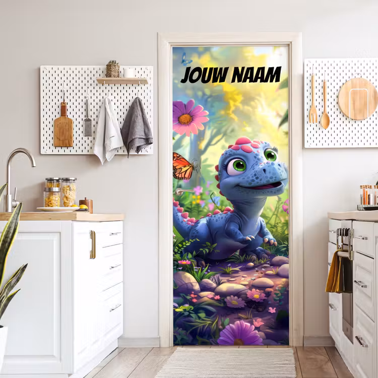Schattige dinosaurus in een bloemenveld met de tekst “Deze kamer is van: jouw naam”. deurposter klein -sfeer5