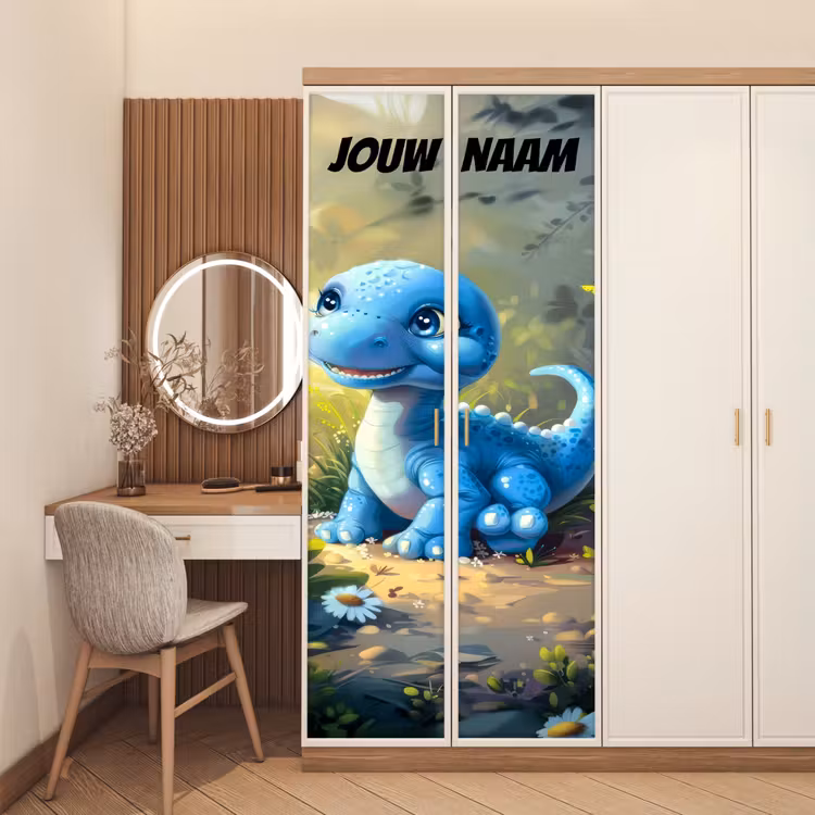 Schattige blauwe dinosaurus in het bos met de tekst “Deze kamer is van: jouw naam”. deurposter klein -sfeer3