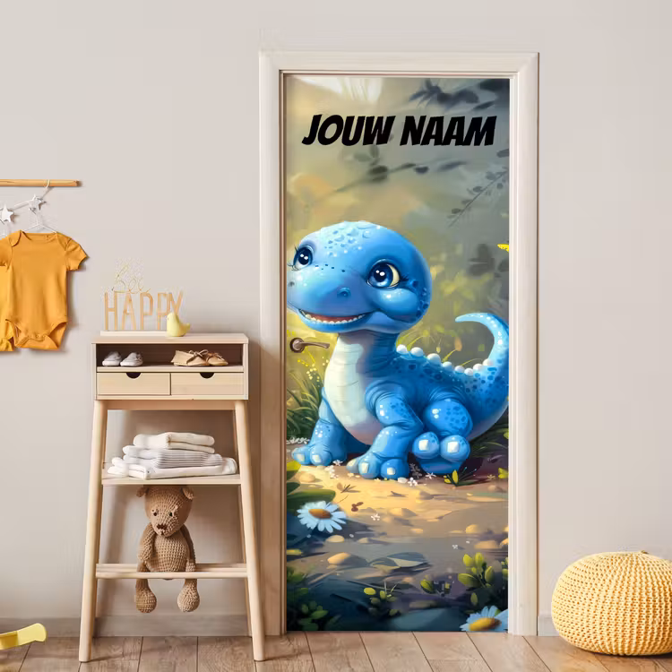 Schattige blauwe dinosaurus in het bos met de tekst “Deze kamer is van: jouw naam”. deurposter klein -sfeer4