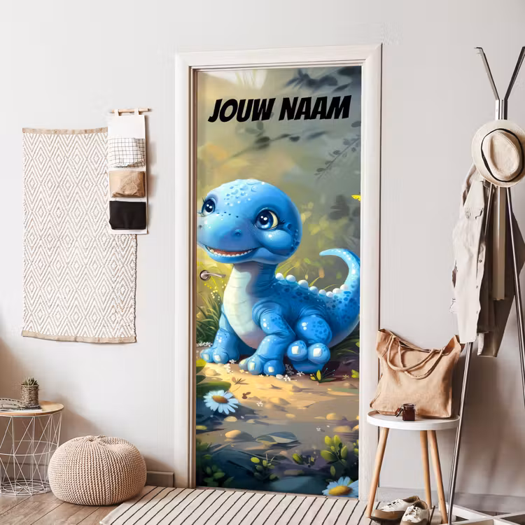 Schattige blauwe dinosaurus in het bos met de tekst “Deze kamer is van: jouw naam”. deurposter klein -sfeer6