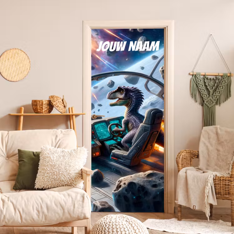 Dinosaurus als piloot in een ruimteschip tussen asteroïden met personaliseerbare tekst bovenaan. deurposter klein -sfeer2