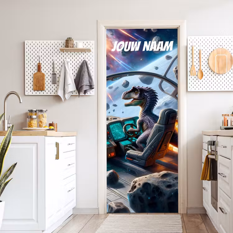 Dinosaurus als piloot in een ruimteschip tussen asteroïden met personaliseerbare tekst bovenaan. deurposter klein -sfeer5