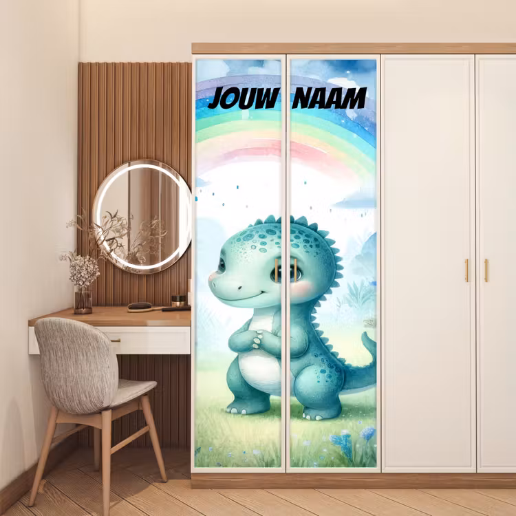Schattige dinosaurus onder een regenboog met de tekst “Deze kamer is van: jouw naam”. deurposter klein -sfeer3