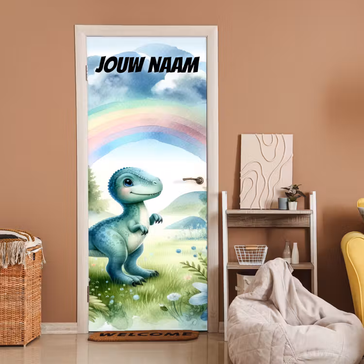 Schattige dinosaurus in een veld met regenboog en de tekst “Deze kamer is van: jouw naam”. deurposter klein -sfeer1
