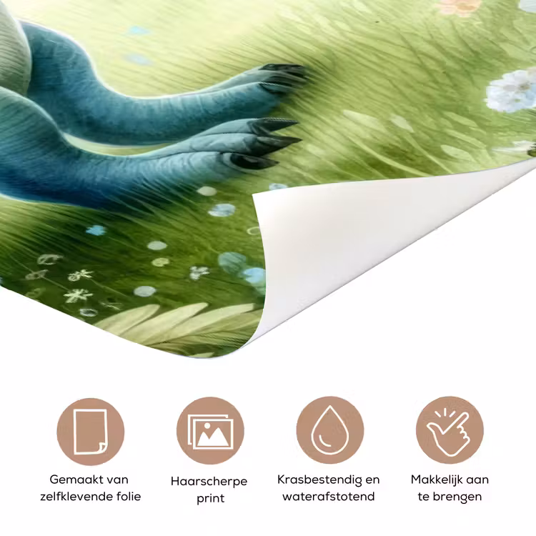 Schattige dinosaurus in een veld met regenboog en de tekst “Deze kamer is van: jouw naam”. deurposter klein -closeup_NL