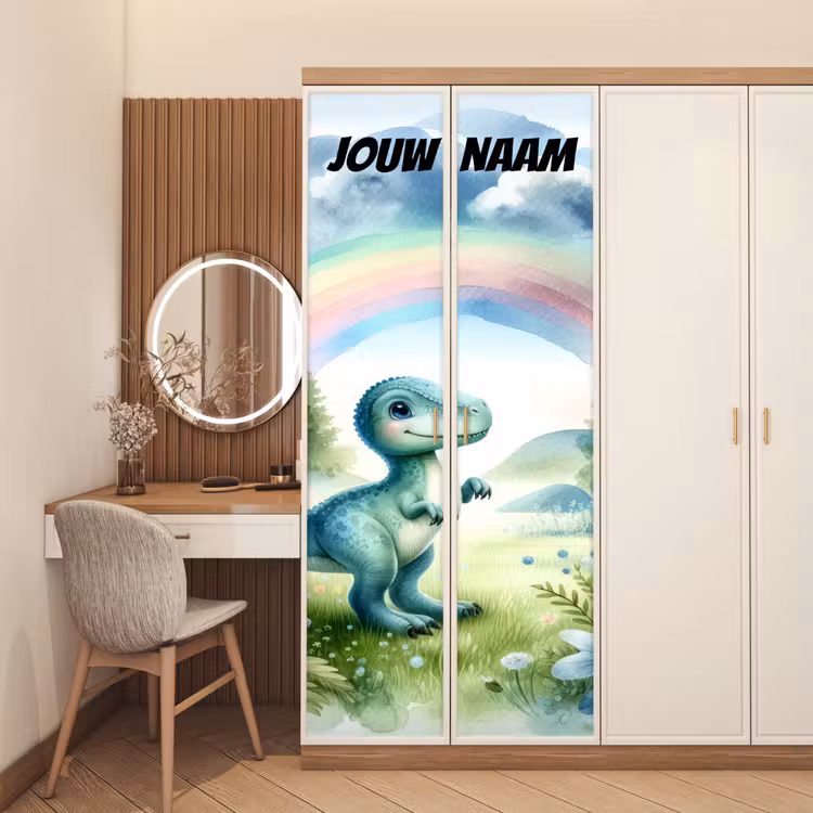 Schattige dinosaurus in een veld met regenboog en de tekst “Deze kamer is van: jouw naam”. deurposter klein -sfeer3