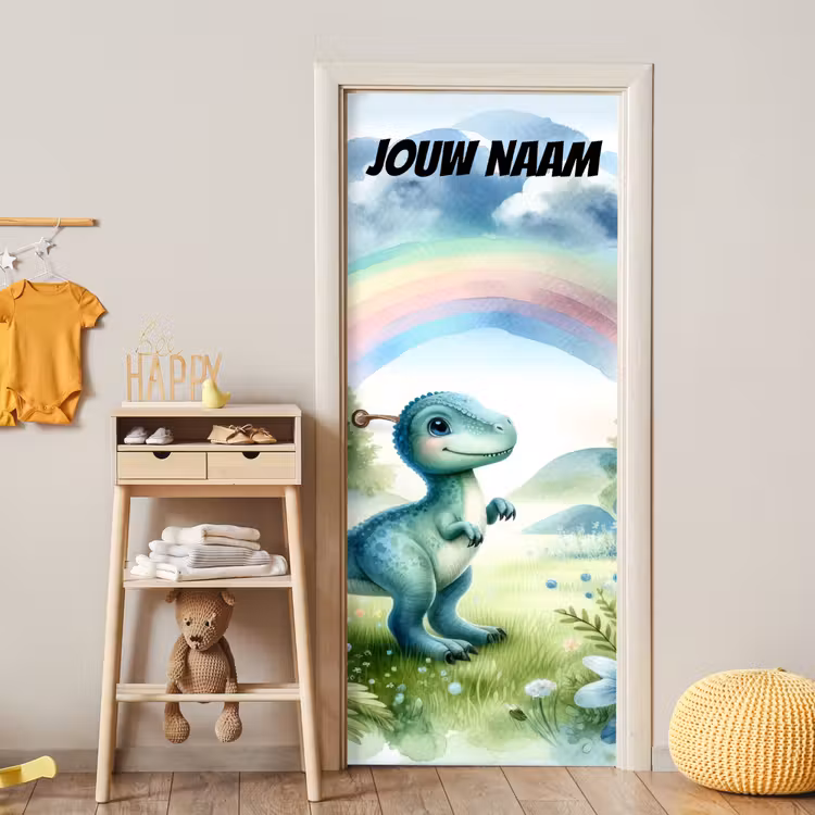 Schattige dinosaurus in een veld met regenboog en de tekst “Deze kamer is van: jouw naam”. deurposter klein -sfeer4