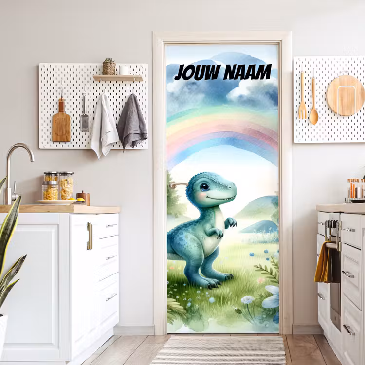 Schattige dinosaurus in een veld met regenboog en de tekst “Deze kamer is van: jouw naam”. deurposter klein -sfeer5