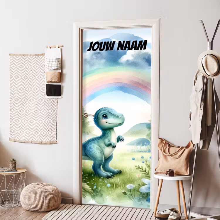 Schattige dinosaurus in een veld met regenboog en de tekst “Deze kamer is van: jouw naam”. deurposter klein -sfeer6