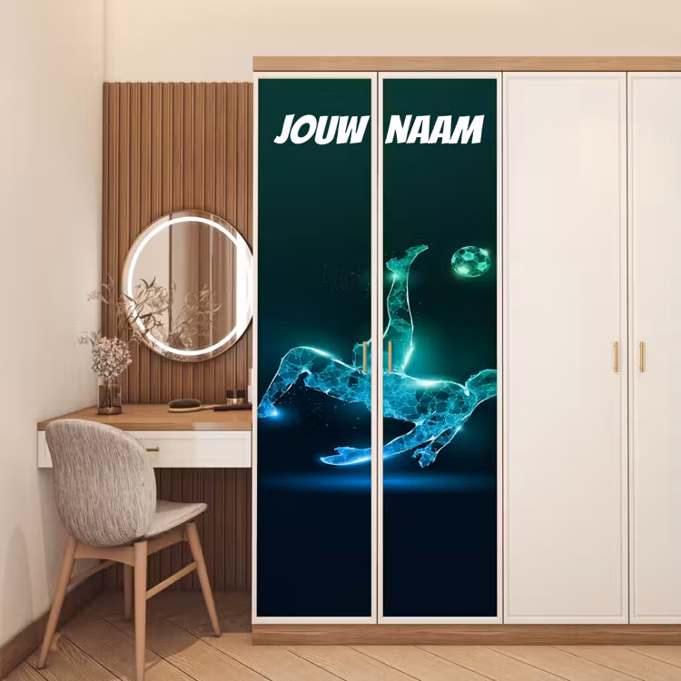 Futuristische voetballer en bal met de tekst “Deze kamer is van: jouw naam”. deurposter klein -sfeer3