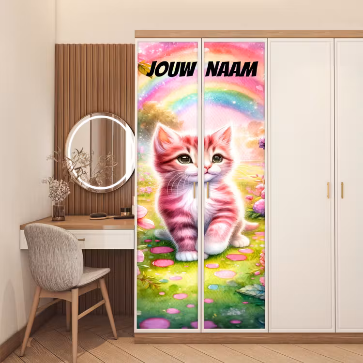 Schattige kitten in roze tinten met regenboog en de tekst “Deze kamer is van: jouw naam”. deurposter klein -sfeer3