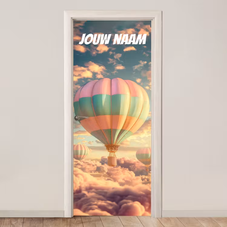 Luchtballon boven wolken met de tekst “Deze kamer is van: jouw naam”. deurposter klein -3d_beige