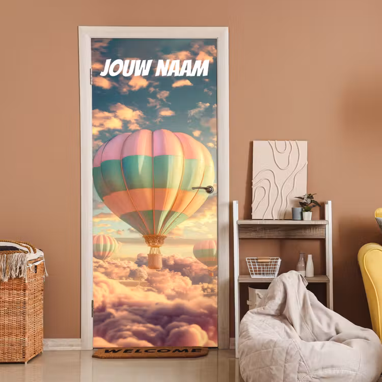Luchtballon boven wolken met de tekst “Deze kamer is van: jouw naam”. deurposter klein -sfeer1