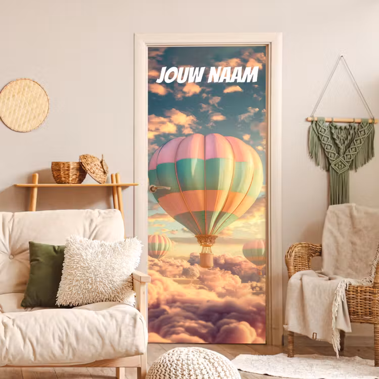 Luchtballon boven wolken met de tekst “Deze kamer is van: jouw naam”. deurposter klein -sfeer2