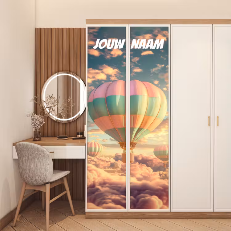 Luchtballon boven wolken met de tekst “Deze kamer is van: jouw naam”. deurposter klein -sfeer3