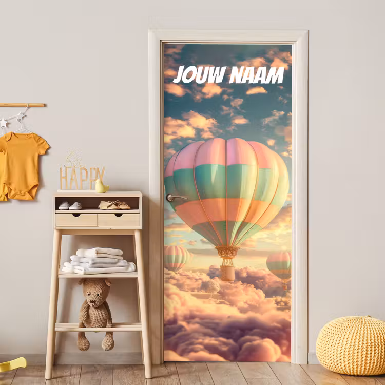 Luchtballon boven wolken met de tekst “Deze kamer is van: jouw naam”. deurposter klein -sfeer4