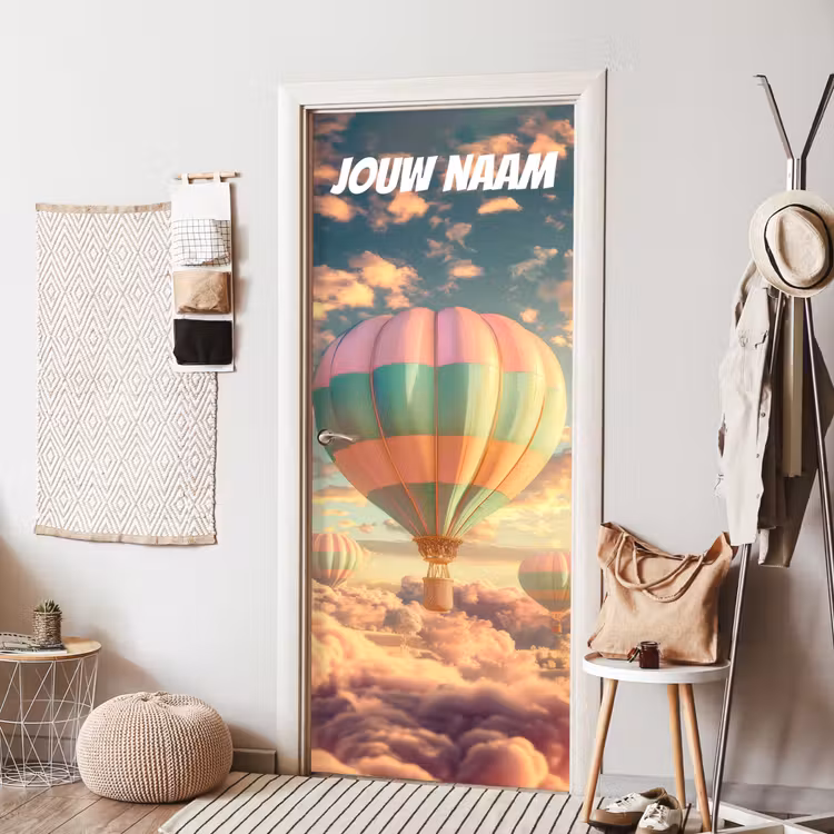 Luchtballon boven wolken met de tekst “Deze kamer is van: jouw naam”. deurposter klein -sfeer6