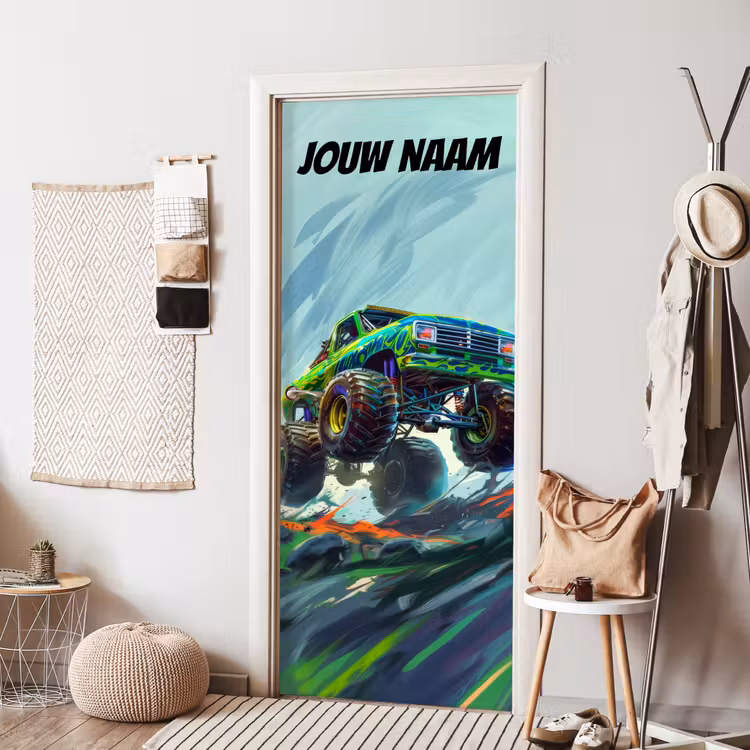 Gekleurde monstertruck die over ruig terrein rijdt met personaliseerbare tekst bovenaan. deurposter klein -sfeer6