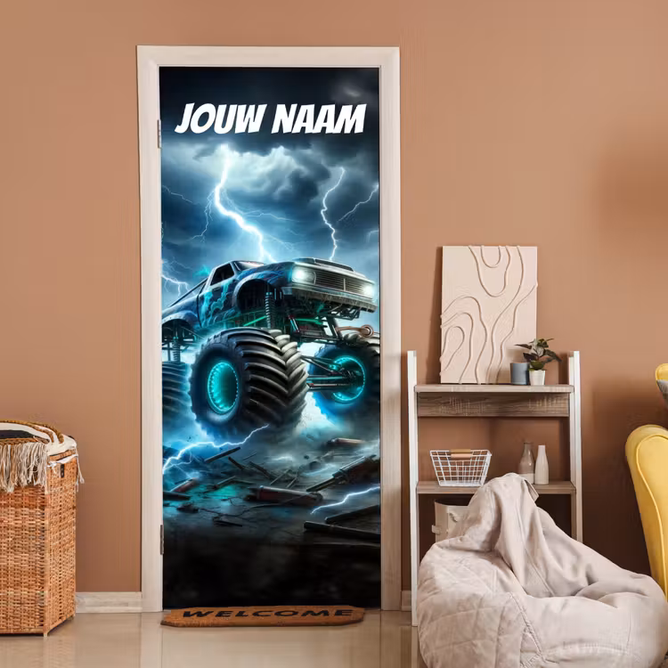 Monstertruck met bliksem en gloeiende wielen in een storm met personaliseerbare tekst bovenaan. deurposter klein -sfeer1
