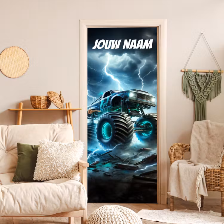 Monstertruck met bliksem en gloeiende wielen in een storm met personaliseerbare tekst bovenaan. deurposter klein -sfeer2