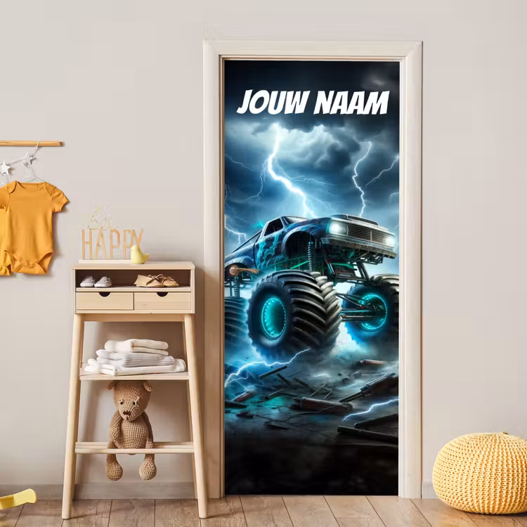 Monstertruck met bliksem en gloeiende wielen in een storm met personaliseerbare tekst bovenaan. deurposter klein -sfeer4