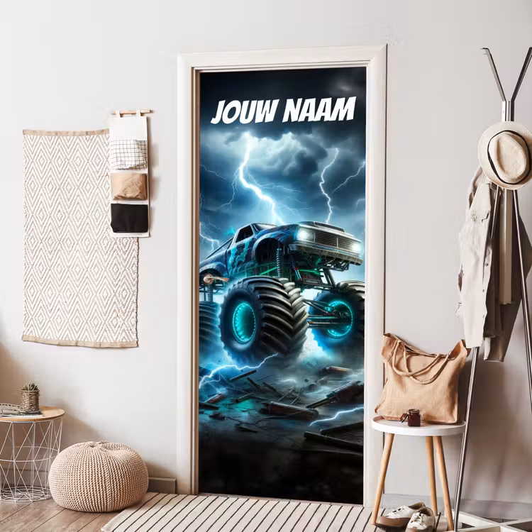 Monstertruck met bliksem en gloeiende wielen in een storm met personaliseerbare tekst bovenaan. deurposter klein -sfeer6